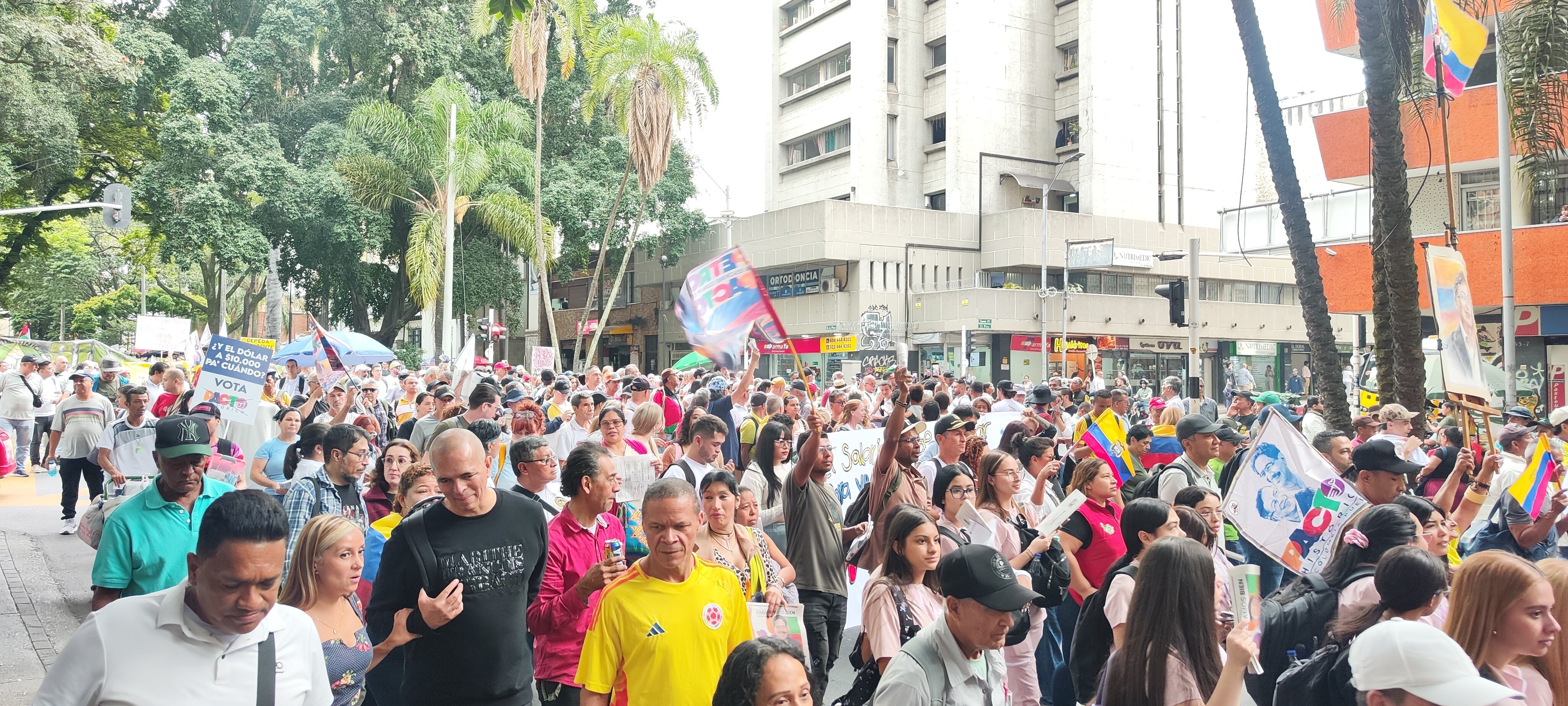 Marcha en defensa del salario mínimo en Medellín - foto Caracol Radio