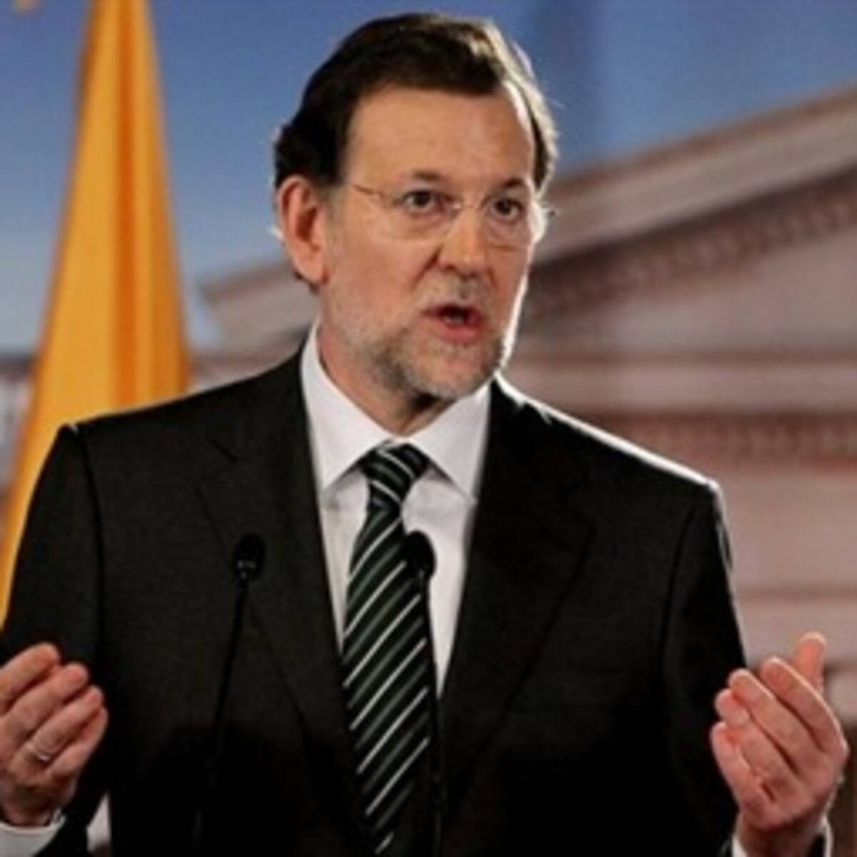 Rajoy anuncia más recortes para enfrentar la crisis: reduce las prestaciones de desempleo