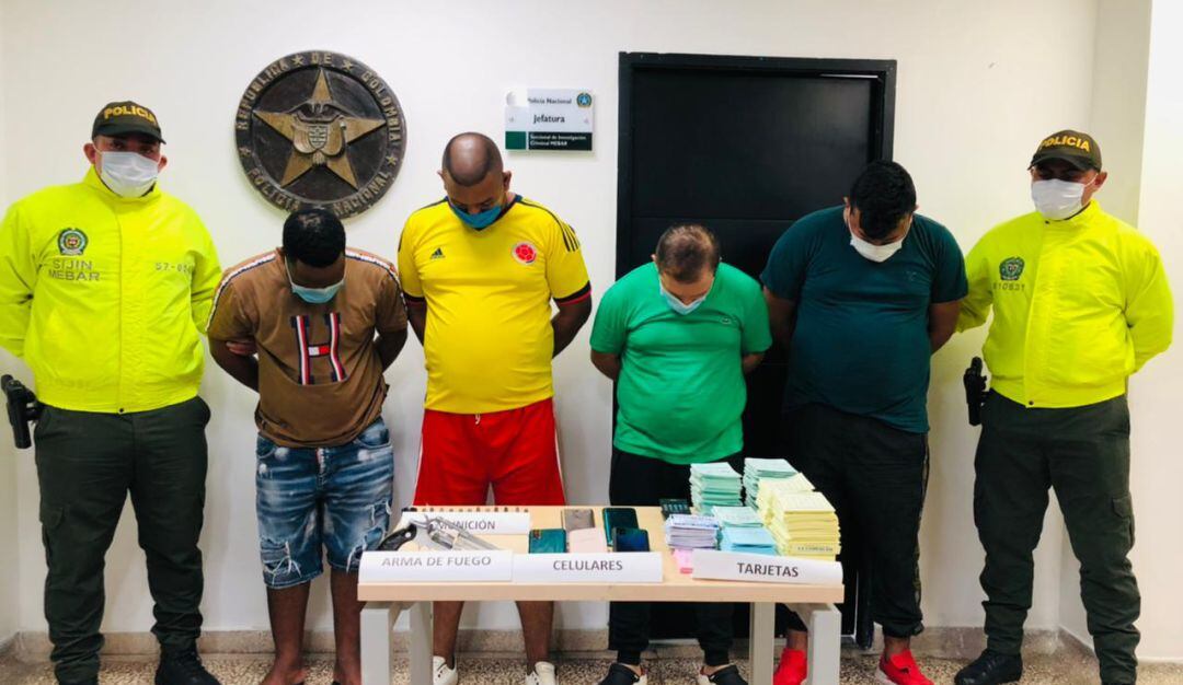 Los cuatro capturados integantes de la banda de prestamistas "gota a gota" que amenzaba a sus víctimas.