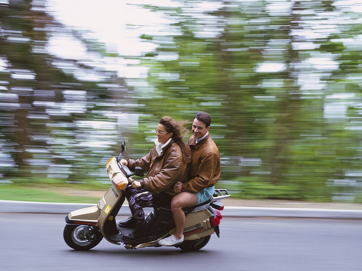 Forma correcta de ser pasajero en una moto para evitar un accidente