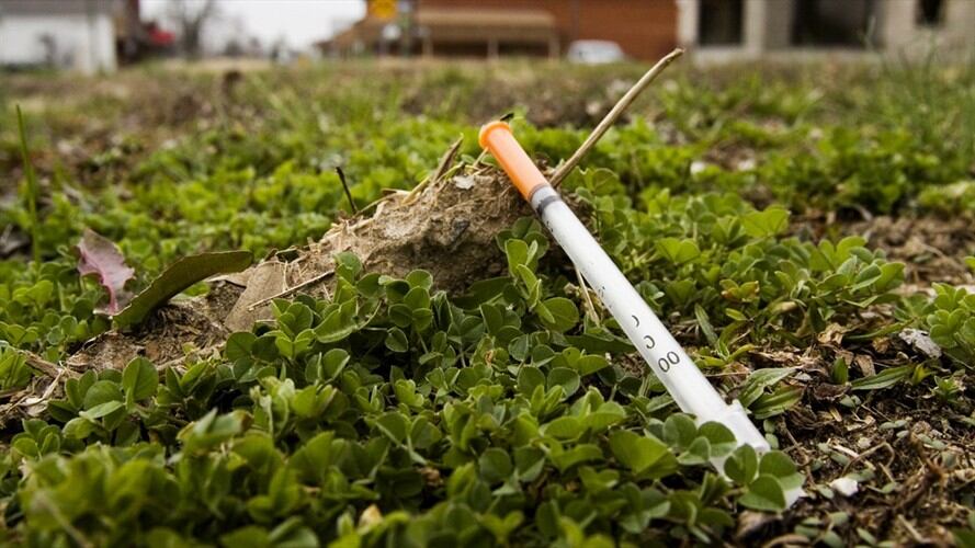 Una jeringa botada en medio de unos edificios en Austin,. Foto: Associated Press - AP
