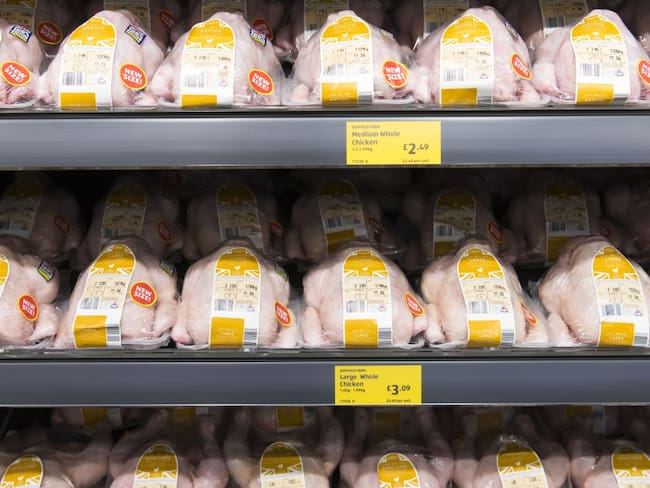 Ventas de carne de pollo han caído entre un 35 y un 50%, advierte Fenavi