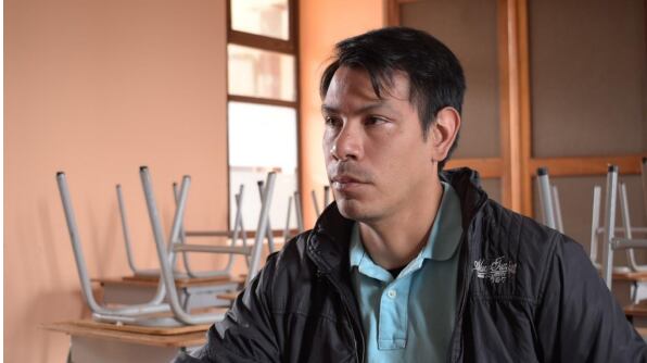 Juan Pablo Hernández psicólogo y docente. En un aula de clase en la ciudad de Pasto.Fotografía: Juan Felipe izquierdo.