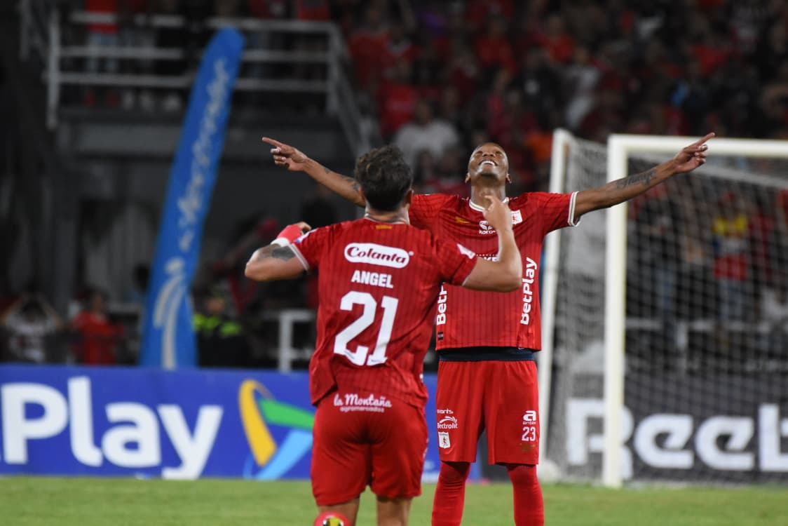 Los jugadores del América festejan uno de su goles ante el Junior / Colprensa.