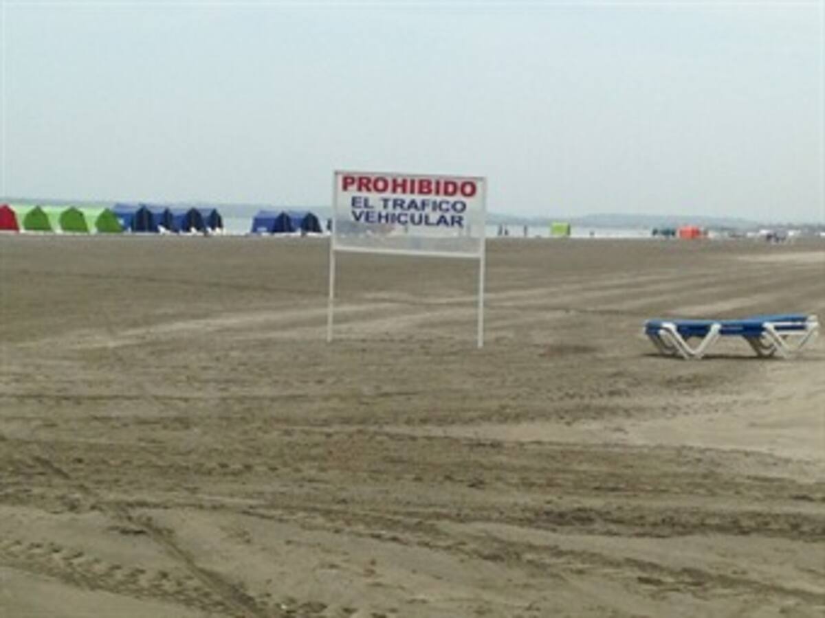 Con avisos, prohíben tránsito de vehículos en playas de Cartagena