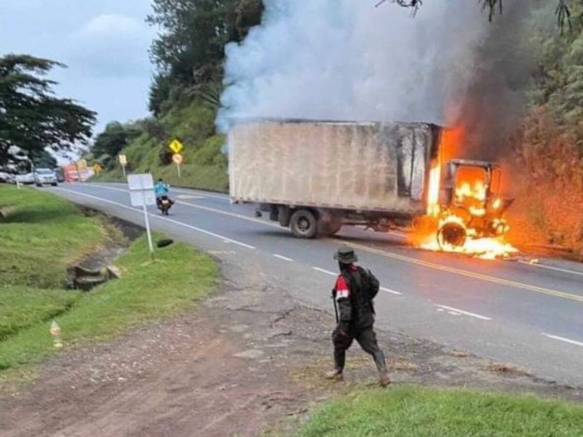 Incineran un vehículo en la vía Panamericana entre Popayán y Cali