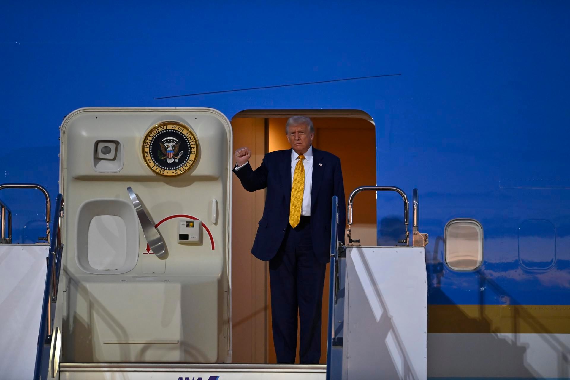 tokyo (Japan), 27/10/2025.- US President Donald Trump disembarks from Air Force One upon arrival at Haneda International Airport in Tokyo, Japan, 27 October 2025. The president is on a three-day visit that includes meetings with Japan's newly elected Prime Minister Sanae Takaichi and Emperor Naruhito, aimed at reaffirming the JapanUS alliance. (Japón, Tokio) EFE/EPA/DAVID MAREUIL / POOL