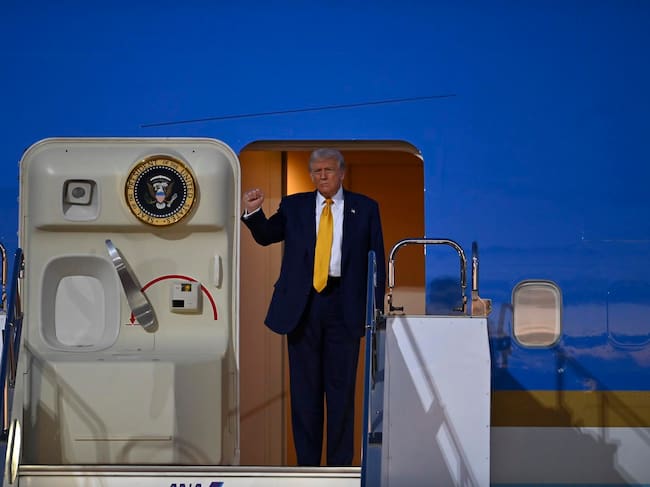 tokyo (Japan), 27/10/2025.- US President Donald Trump disembarks from Air Force One upon arrival at Haneda International Airport in Tokyo, Japan, 27 October 2025. The president is on a three-day visit that includes meetings with Japan's newly elected Prime Minister Sanae Takaichi and Emperor Naruhito, aimed at reaffirming the JapanUS alliance. (Japón, Tokio) EFE/EPA/DAVID MAREUIL / POOL