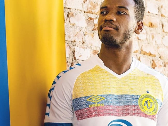 Chapecoense lanzó una camiseta en homenaje a Colombia