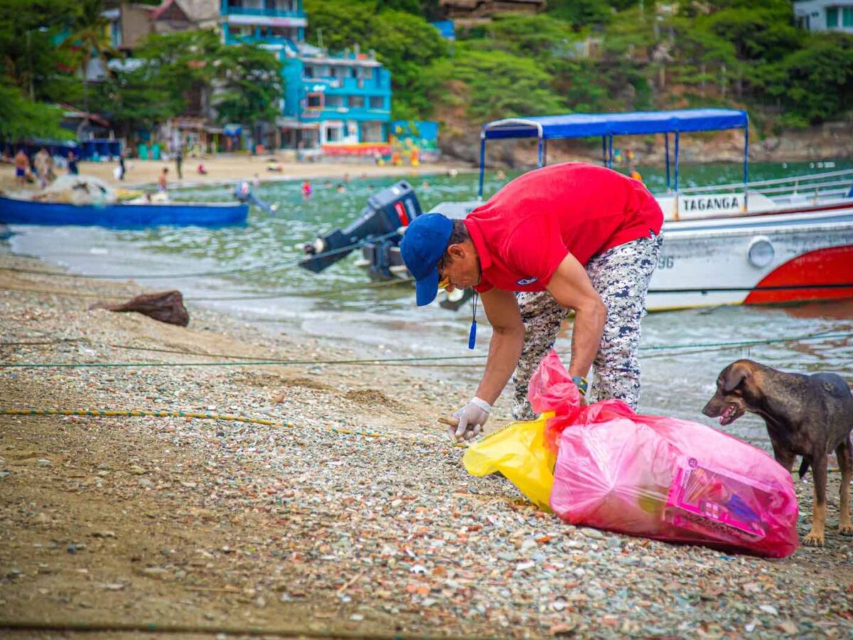 Retiran 2 toneladas de residuos y 10 mil colillas de cigarrillos de la bahía de Taganga
