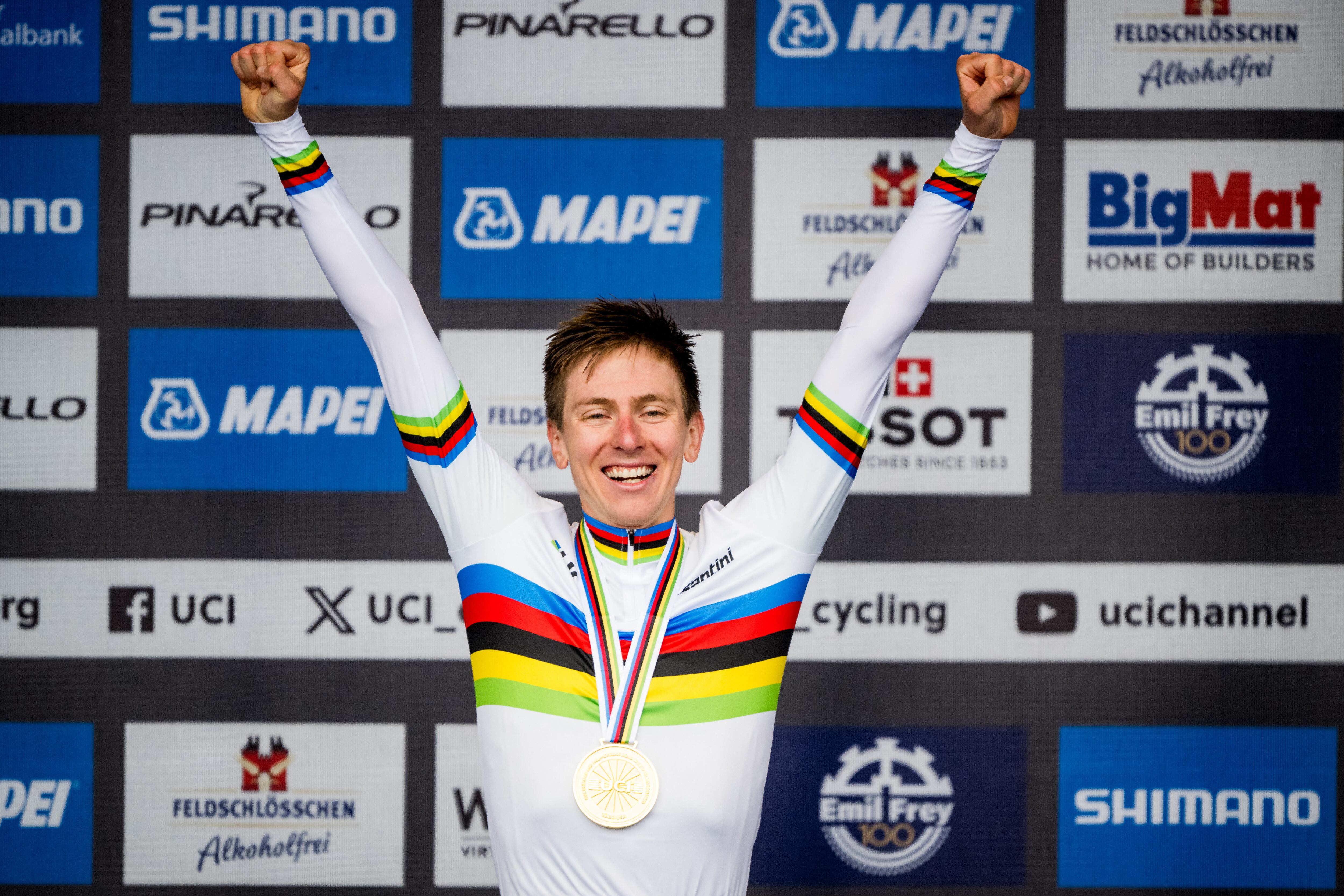 Tadej Pogacar celebra su título mundial. (Photo by JASPER JACOBS/BELGA MAG/AFP via Getty Images)
