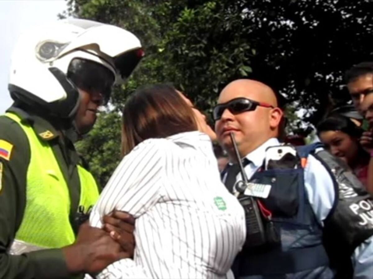 Agente denunciará a mujer que lo agredió en Medellín