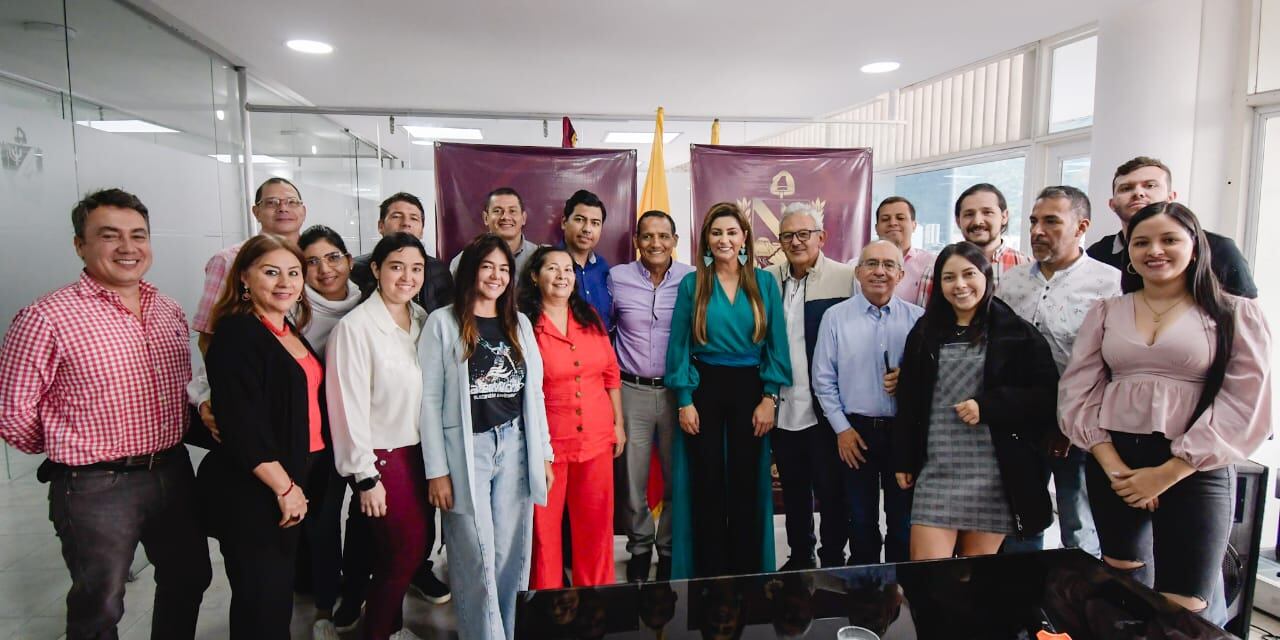 La gobernadora del Tolima Adriana Magali Matiz junto a lideres del sector moda.