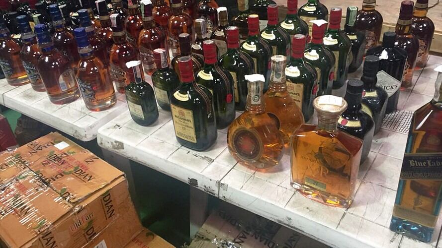 Fueron incautados más de 32 millones de pesos en mercancía ilegal, representada en 31.000 cajetillas de cigarrillos y 351 litros de licor. Foto: Colprensa