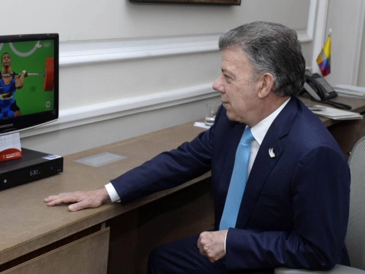 Santos celebró la medalla de oro en levantamiento de pesas de Figueroa en Río 2016