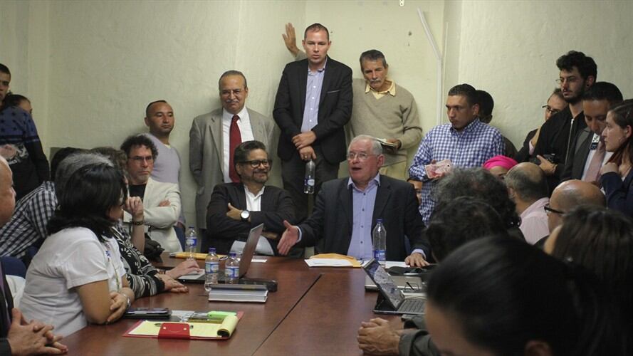 Los negociadores de las FARC se reunieron en las instalaciones de la Biblioteca del Cogreso de la República. . Foto: Colprensa