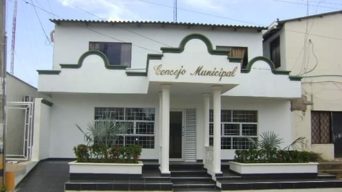 Captado por las cámaras: exalcalde de Montelíbano fue descubierto repartiendo dinero a tres concejales