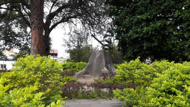 Parque de los Fundadores de Armenia, escultura al hacha