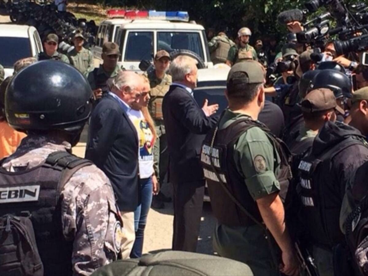 No permiten entrada de Andrés Pastrana a prisión donde está Leopoldo López