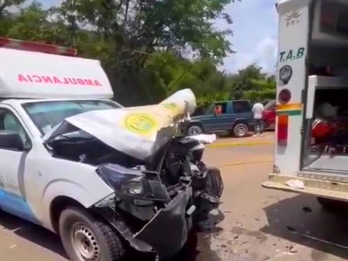 Ambulancia con un paciente a bordo en la vía San Gil chocó con una camioneta: el paciente falleció