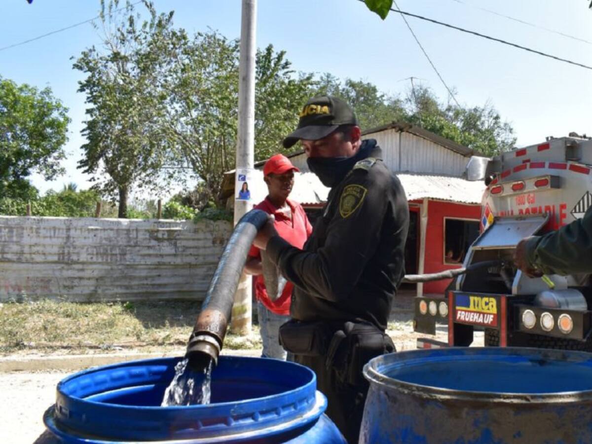 Más de dos mil litros de agua repartidos por la Policía en Santa Rosa