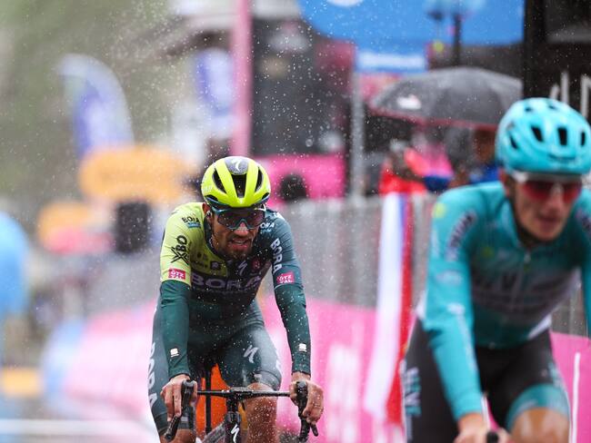 Daniel Felipe Martínez en el remate de la etapa 16 del Giro de Italia. (Photo by Dario Belingheri/Getty Images)