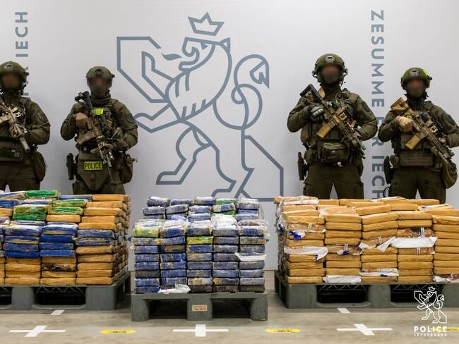 Las autoridades confirmaron que los 889 kilos de droga estaban escondidos en una máquina trituradora de piedras que había sido enviada desde Colombia.
(Foto: Cortesía Policía de Luxemburgo)