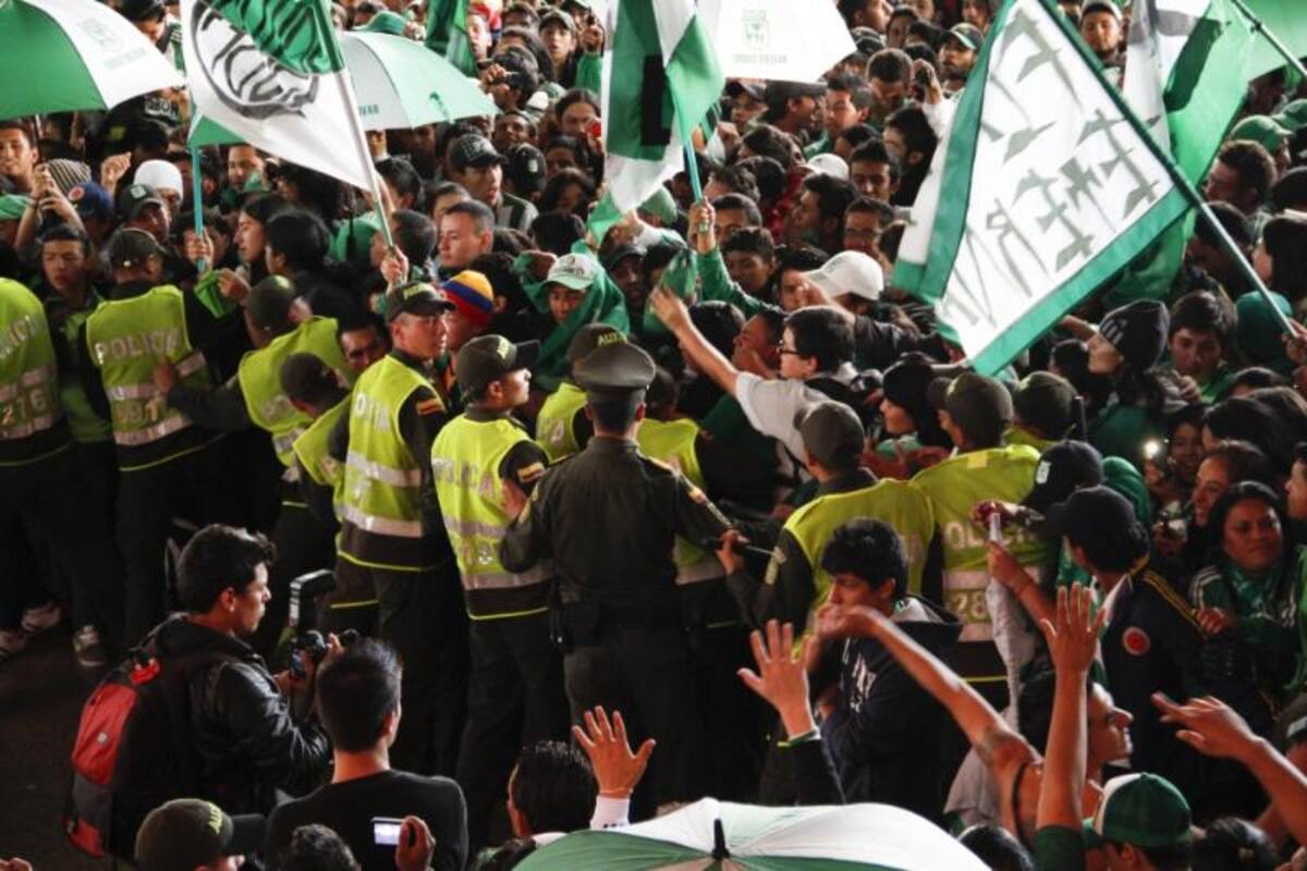 Atlético Nacional tiene apoyo masivo de los hinchas de Nacional en Bogotá y a pesar de que no pueden estar en El Campín, sí acompañan al equipo en la disputa de su duodécima estrella.