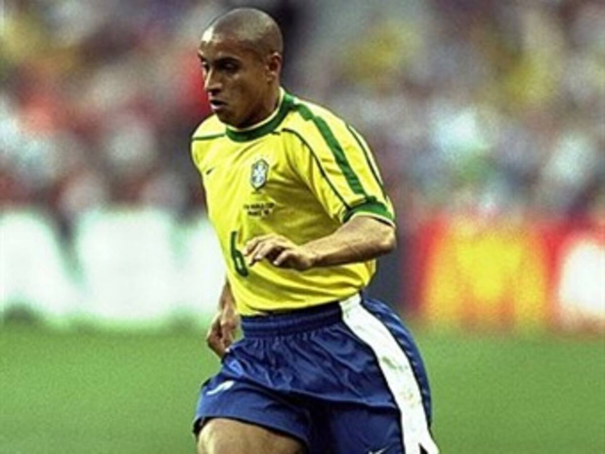 Corinthians oficializa salida de Roberto Carlos