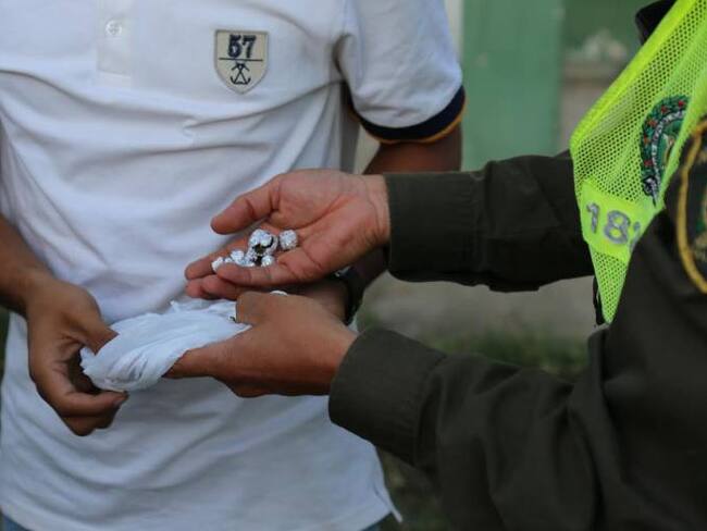 Sorprendieron a un menor tirando marihuana a la cárcel