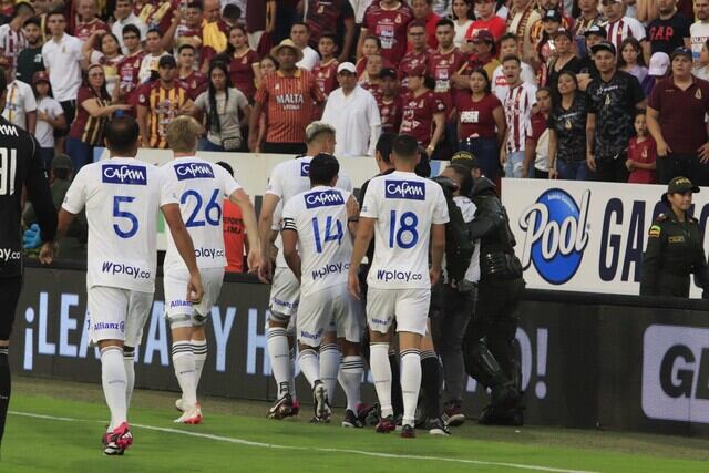 Los jugadores de Millonarios abordan al aficionado que agredió a Daniel Cataño / Colprensa.