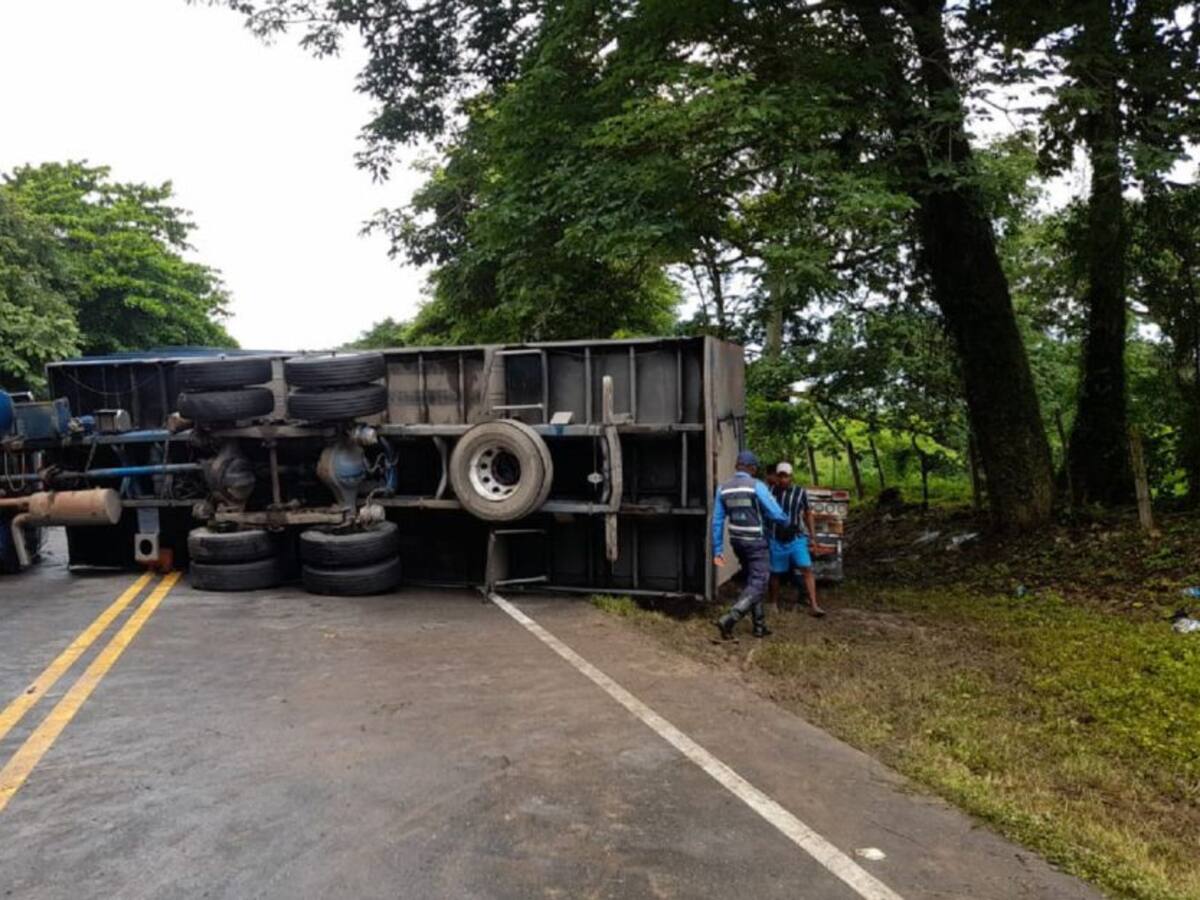 Dos heridos tras choque de camiones en vía San Onofre – Cartagena