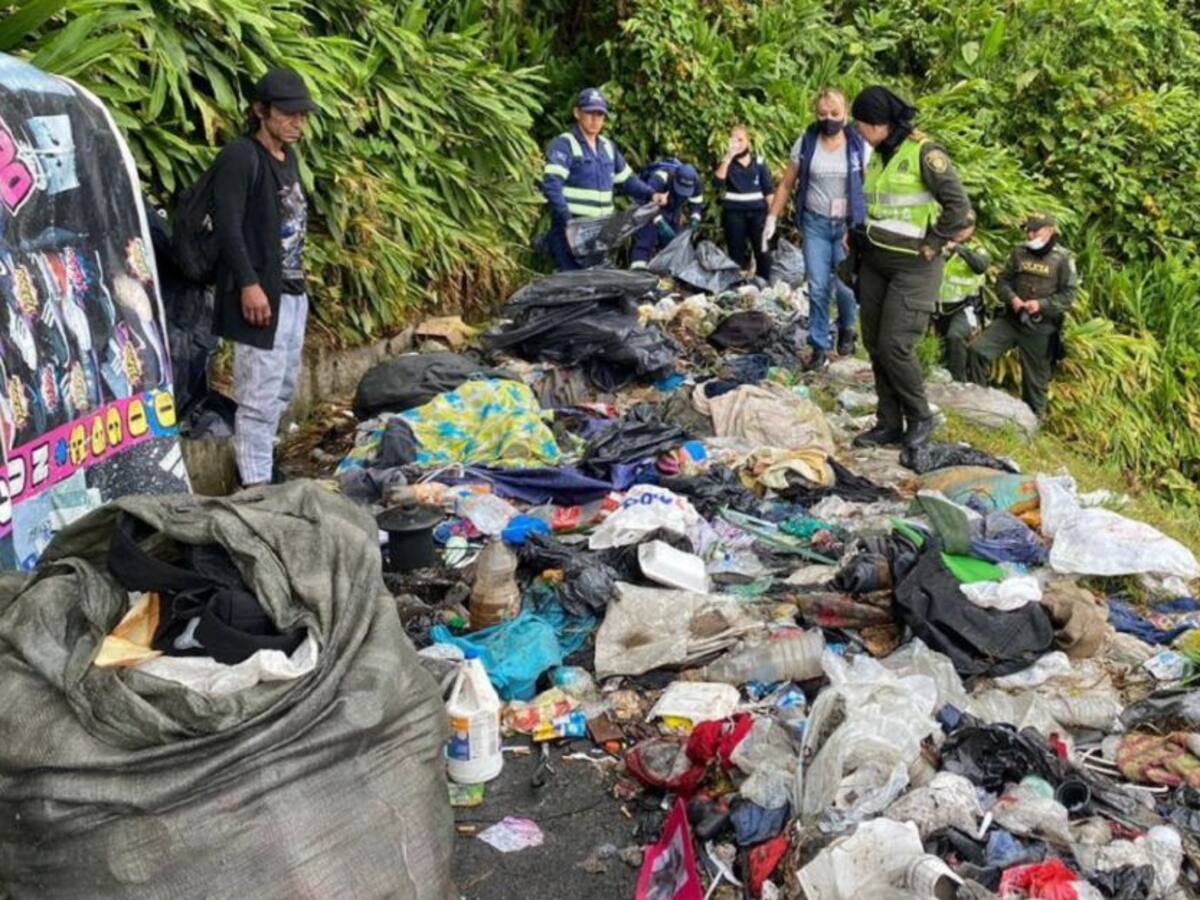 Desmontan 3 cambuches y recogen 2 toneladas de basura en La Francia