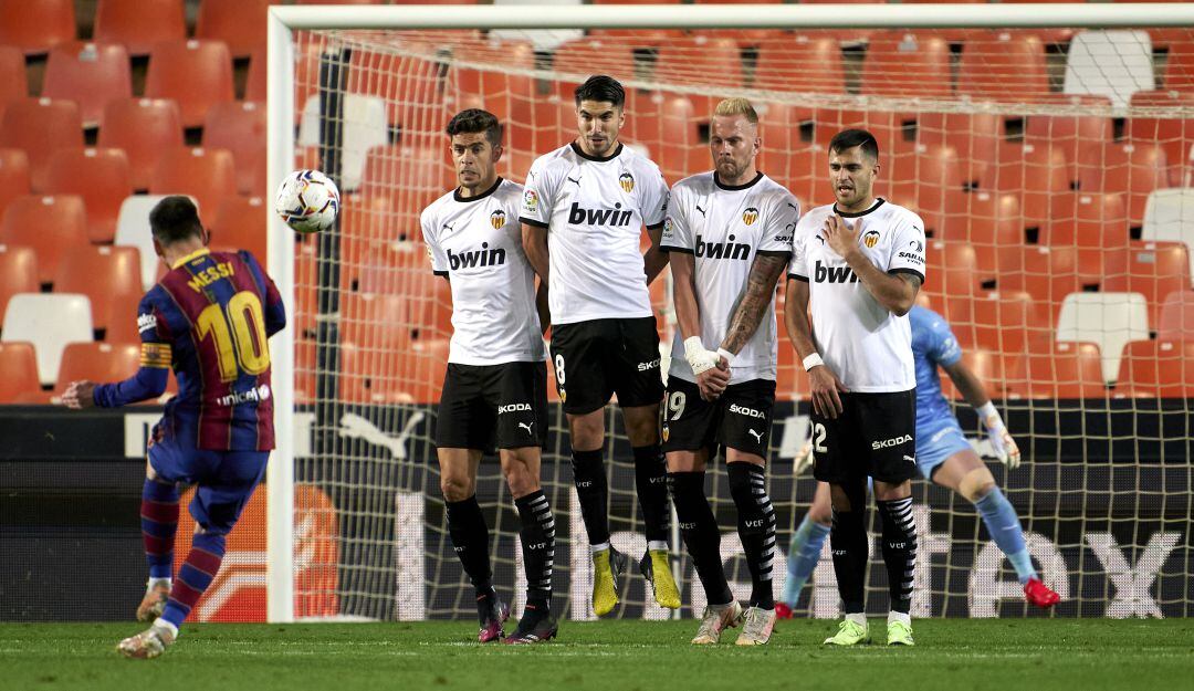 Messi llegó a 50 goles de tiro libre y dio una nueva victoria a Barcelona