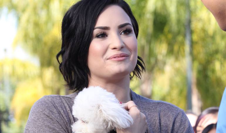 Demi Lovato con su perro Buddy, que murió el pasado mes de julio.