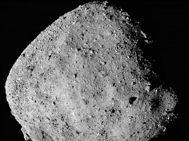 USA9182. WASHINGTON (DC, EEUU), 22/09/2023.- Fotografía cedida por la NASA de una imagen en mosaico del asteroide Bennu que se compone de 12 imágenes PolyCam recopiladas el 2 de diciembre por la nave espacial OSIRIS-REx desde un rango de 15 millas (24 km). El argentino Lucas Paganini, científico planetario de la NASA, ya está en el desierto de Utah (EE.UU.) preparado para recibir este domingo una cápsula con un preciado cargo: un puñado de rocas y polvos del asteroide Bennu que podría ofrecer información única sobre la formación del sistema solar hace unos 4.500 millones de años. EFE/NASA/Goddard/Universidad de Arizona /SOLO USO EDITORIAL /NO VENTAS /SOLO DISPONIBLE PARA ILUSTRAR LA NOTICIA QUE ACOMPAÑA /CRÉDITO OBLIGATORIO
