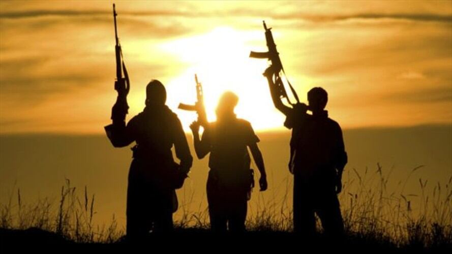 Militantes del Estado Islámico en vídeos difundidos por el grupo terrorista. Foto: THINSTOCK / BBC Mundo