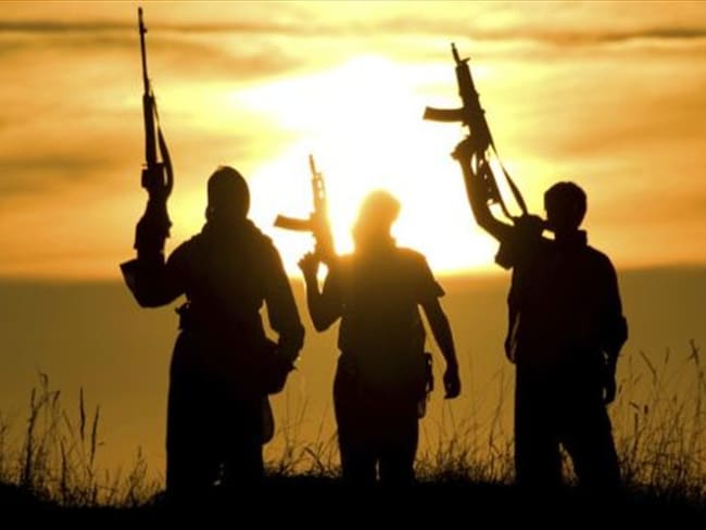 Militantes del Estado Islámico en vídeos difundidos por el grupo terrorista.   Foto: THINSTOCK / BBC Mundo