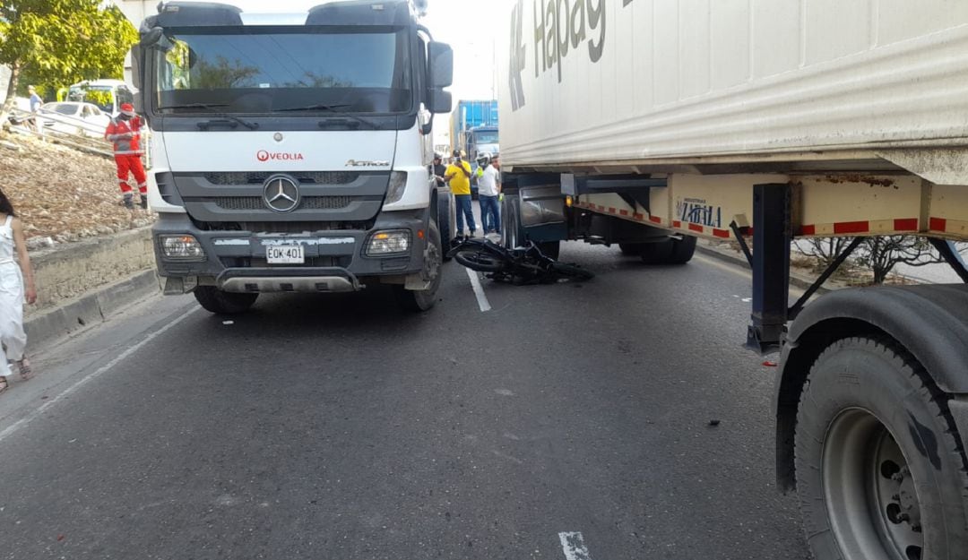 Al parecer, una motocicleta se desplazó por la mitad de un tractocamión y un camión recolector de basuras que transitaban en su carril