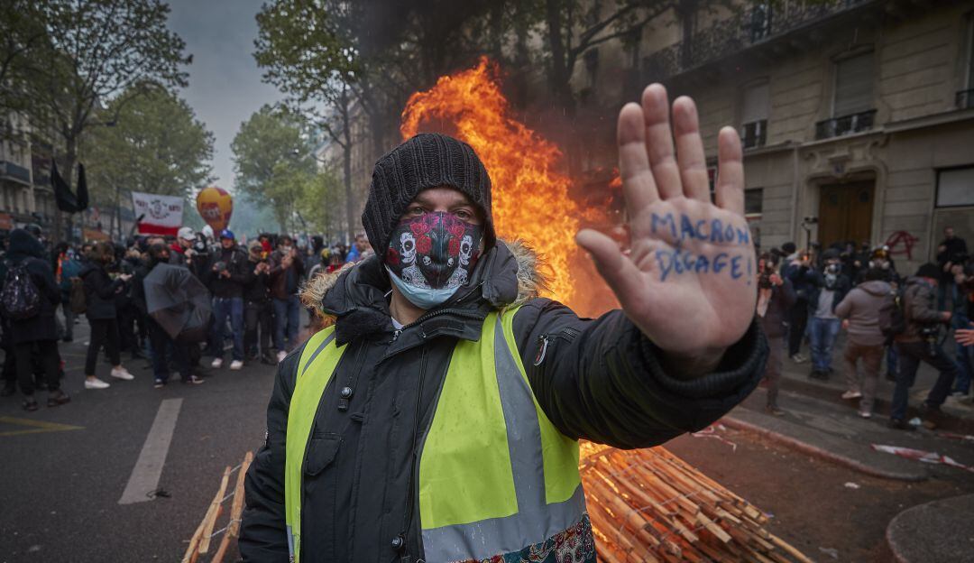 Francia. Representante de los 'Chalecos amarillos' manifestándose en frente de una barricada incendiada.