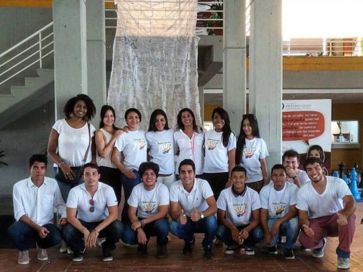 Estudiantes de Cartagena exponen mural de tela por la Paz