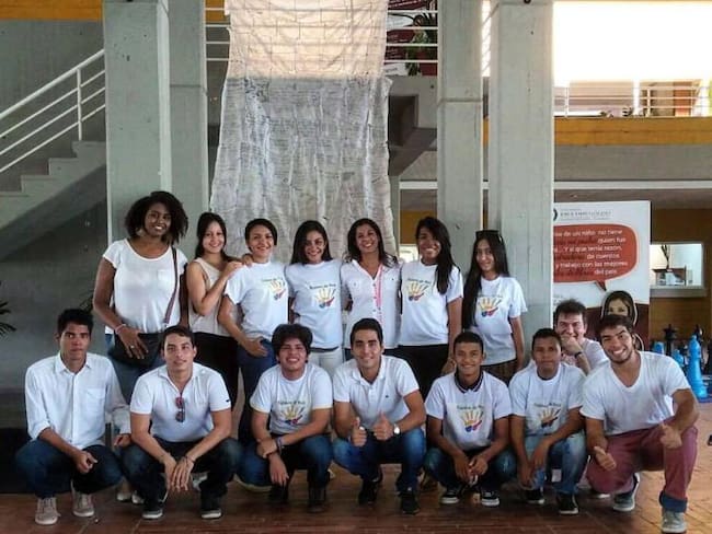 Estudiantes de Cartagena exponen mural de tela por la Paz