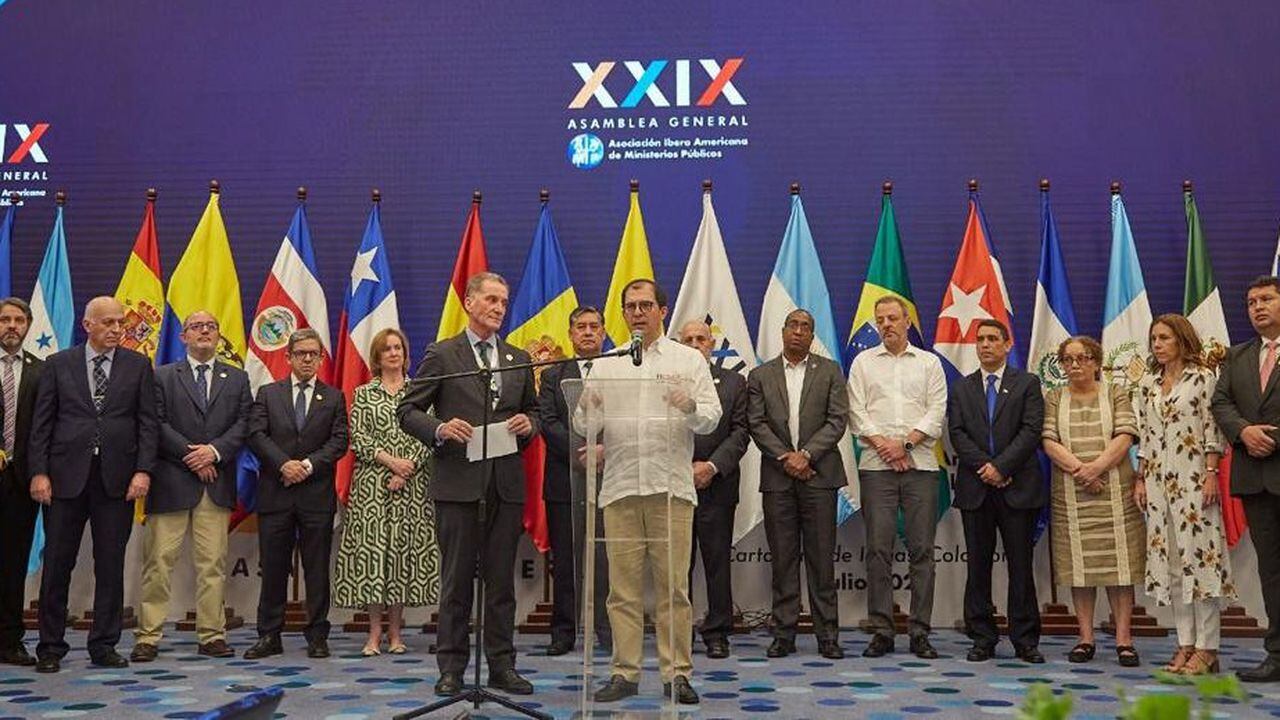 Momento en el que el fiscal Francisco Barbosa asume como presidente de la Asociación Ibero Americana de Ministerios Públicos (AIAMP) 
(Foto: Cortesía Fiscalía)