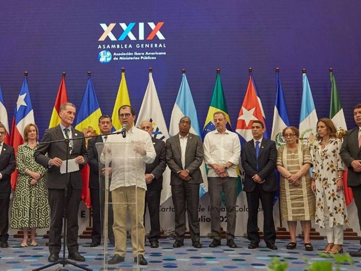Fiscales y procuradores iberoamericanos piden respetar división de poderes en Colombia