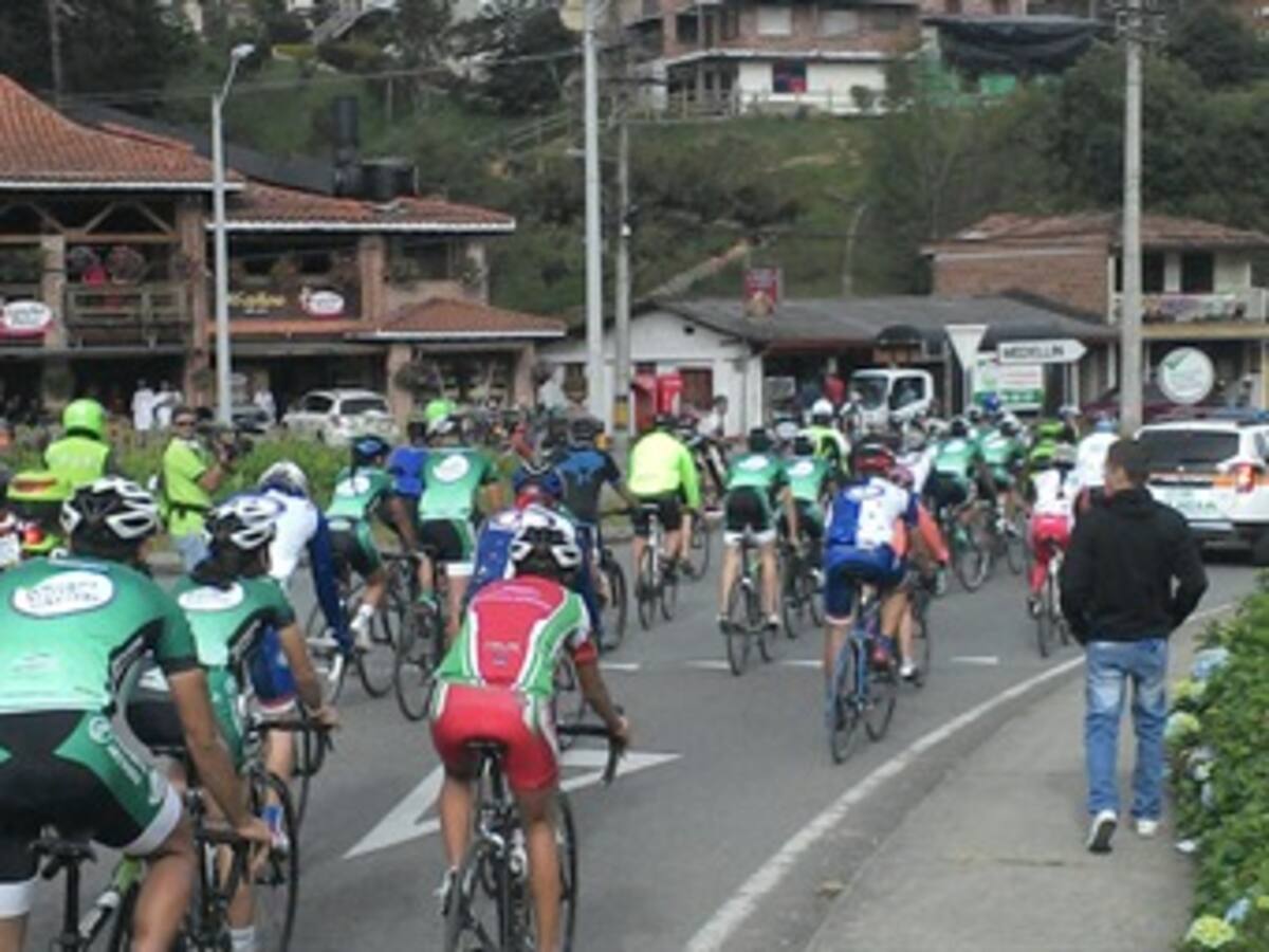 “A todo pedal, subcampeón del Giro de Italia regresa a casa”