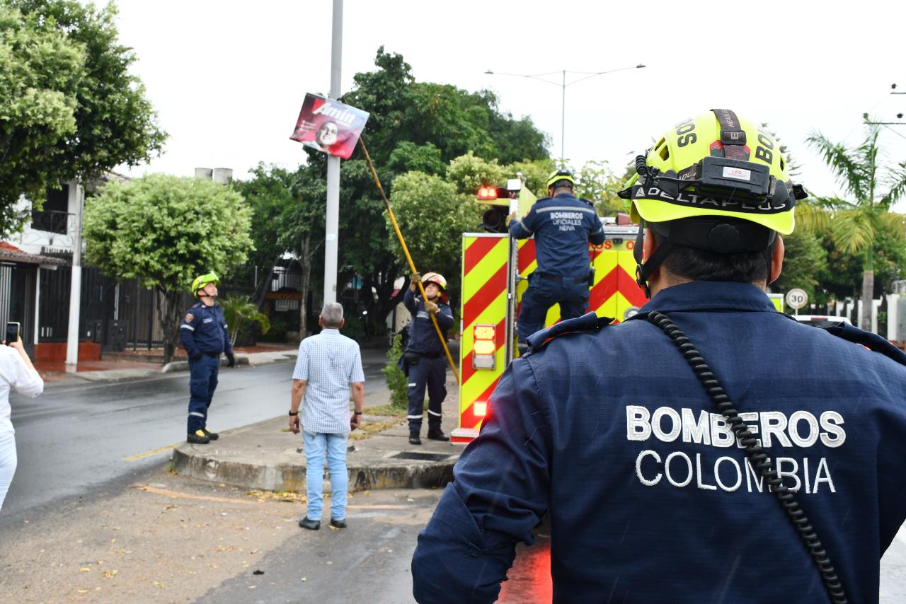 La secretaría de Gobierno de Neiva desarrolló una jornada de desmonte de publicidad electoral, arrojando un total de 29 elementos retirados, en estricto cumplimiento a los decretos municipales 928 de 2009 y 432 de 2023.