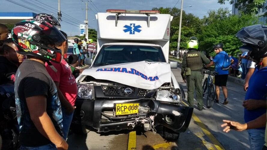 Mujer fue atropellada por ambulancia que circulaba sin permiso por carril de Transcaribe. Foto: Transcaribe
