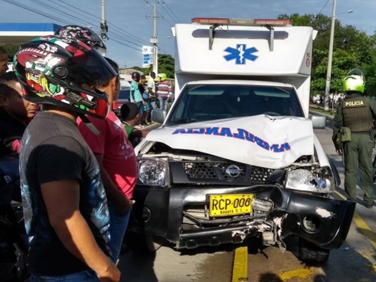 Mujer fue atropellada por ambulancia que circulaba sin permiso por carril de Transcaribe