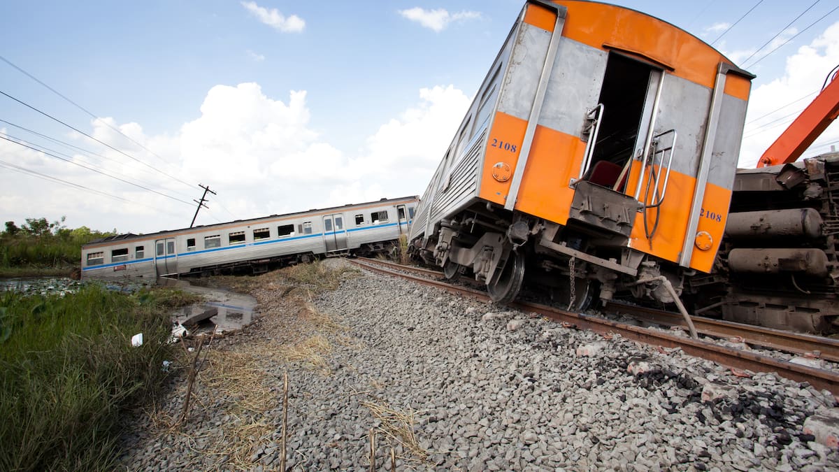 Al menos 50 personas murieron en un accidente que involucró a tres trenes en India