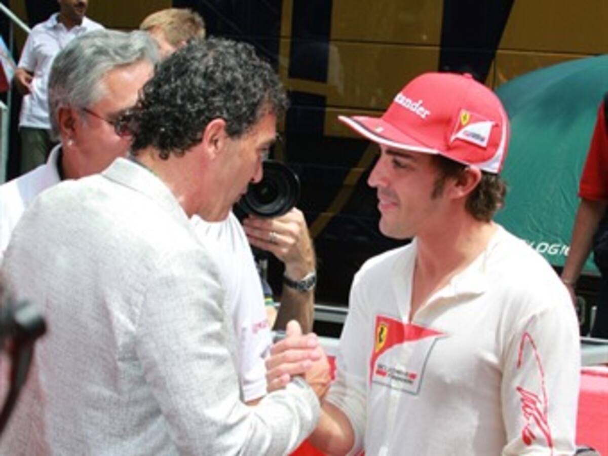 Antonio Banderas sorprende a Fernando Alonso